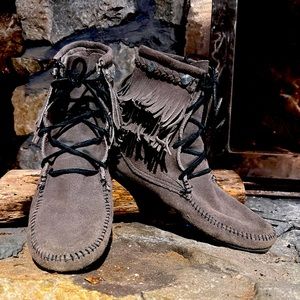 Minnetonka Woman’s double Fringe ankle boot size 8